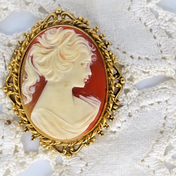Vintage Lisner Cameo Pendent - Picture 3 of 4